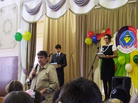 Директор школы Крылова Л.Н. поздравляет и напутствует пятиклассников
