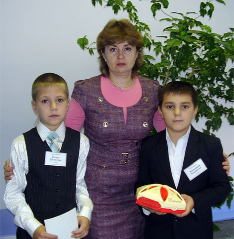 Петерс Р. и Эскендаров В. поздравляют Сагитову И.М. с Днем Учителя, 2009 г.